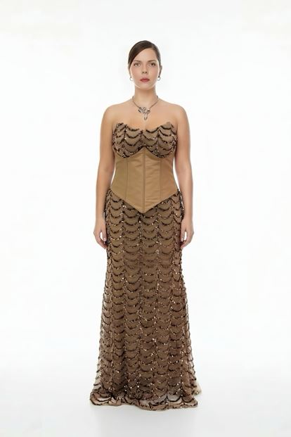 فستان سهرة بمقاسات كبيرة مزين بالترتر بتصميم يشبه الكورسيه النحاسي